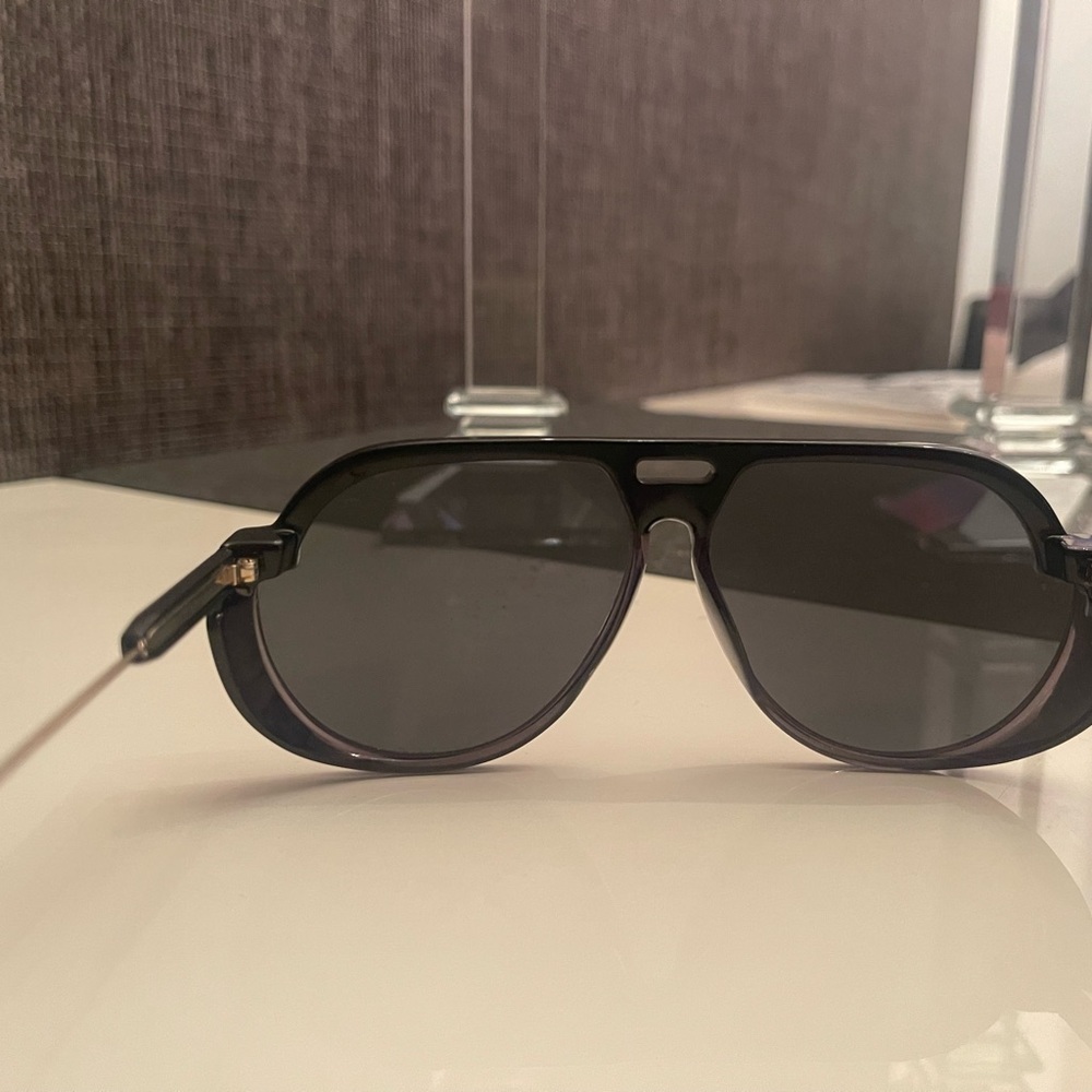 Sunglass Dior rarely used Has the original box and lens cleaning cloth closed. - Picture 2 of 6